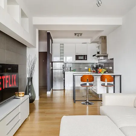 Premium In The Center Of With Free Parking & Balcony Apartment *