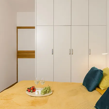 Premium In The Center Of With Free Parking & Balcony Апартаменты *