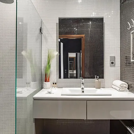 Апартаменты Premium In The Center Of With Free Parking & Balcony